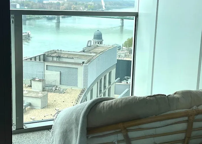 Luxury Aparment In Eurovea Tower شقة *